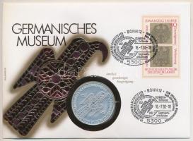 Németország 1992. &quot;Német Nemzeti Múzeum Nürnberg 1852-1952&quot; Ag emlékérem (1oz/0.999) felbélyegzett &quot;Német Múzeum&quot; borítékban, német nyelvű ismeretővel T:BU patina Germany 1992. &quot;German National Museum Nuremberg 1852-1952&quot; Ag commemorative coin (1oz/0.999) in envelope &quot;German Musem&quot; with stamp and information in German C:BU patina