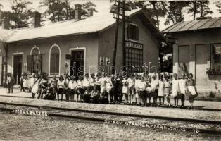 1912 Kápolnásnyék, vasútállomás, a Székesfővárosi Gyermeknyaraltatás 3. csoportjának megérkezése, Tóth József fényképész, photo