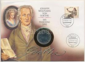 NSZK 1982D 5M Cu-Ni &quot;Johann Wolfgang von Goethe&quot; érme felbélyegzett borítékban, német nyelvű információval T:1 FRG 1982D 5 Mark Cu-Ni &quot;Johann Wolfgang von Goethe&quot; coin in envelope with stamp, with information in German C:UNC