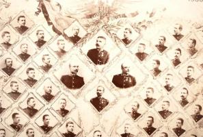 1900 F. Károly Gyalogsági Hadtest, 6sz., önkéntes katonaiskolának tablója, Kuczweil Frigyes fotó, pa...