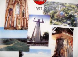 Vegyes porcelán tétel: csészék, csészealjak, falitányér, apró váza, kutyafigura és más apróságok, kö...