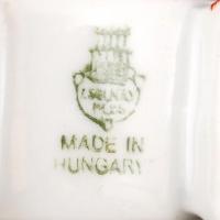 Vegyes porcelán tétel: csészék, csészealjak, falitányér, apró váza, kutyafigura és más apróságok, kö...