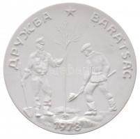 1978. &quot;Barátság&quot; jelzett herendi bisquit porcelán érem. Szign.: HL (104mm) T:2