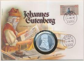 Németország 1993. &quot;Johannes Gutenberg halálának 525. évfordulója&quot; Ag emlékérem (1oz/0.999) felbélyegzett borítékban, német nyelvű ismertetővel T:1 Germany 1993. &quot;525th Anniversary - Death of Johannes Gutenberg&quot; Ag commemorative coin (1oz/0.999) in envelope with stamp, with information in German C:UNC