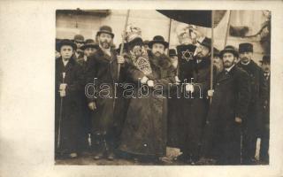 1915 Bonyhád, zsidó férfiak csoportképe Tórával, a hátoldalon felirat: 'Bonyhád, a Hit községe, Rózsa Sándor, Korps Hoffmann', Judaica, photo