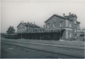 cca 1960 Linzbauer Tamás: Sopron, Vasútállomás, pecséttel jelzett fotó, 10x15 cm