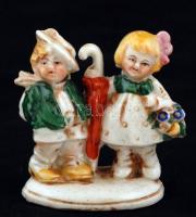 Kisfiú és kislány esernyővel, német porcelán figura, kézzel festett, hibátlan, jelzett, m: 6,5 cm