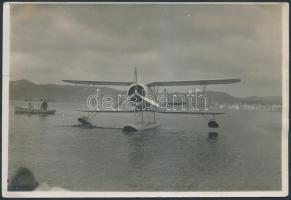 cca 1940 Hydroplan jelzett fotó, &quot;Aeronautiche Meridionali, Napoli, Industrie Mecchaniche Aeronautiche&quot; pecséttel, apró szakadással, 11x17cm