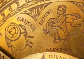 cca 1930 Hermle több funkciós falióra, működik, félütős, öröknaptárral, kulccsal, kallantyú hibával,...