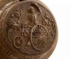 Jelzett antik sörös korsó, hajszálrepedéssekkel, ón tetővel, velocipéd képével, m:18 cm