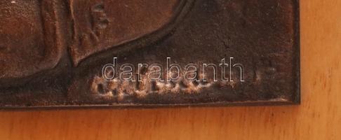 Kiss László (1949-): Halászok. Bronz falikép fa táblán, jelzett, 10×41 cm