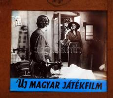 Jelenetek régi magyar játékfilmekből: 1 db fotó és 1 db üvegnegatív, 8x8 és 8x11 cm