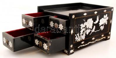Lakkozott gyöngyház intarziás ékszertartó doboz fiókokkal, kis hibákkal, 19x15x27