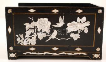 Lakkozott gyöngyház intarziás ékszertartó doboz fiókokkal, kis hibákkal, 19x15x27