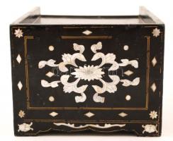 Lakkozott gyöngyház intarziás ékszertartó doboz fiókokkal, kis hibákkal, 19x15x27