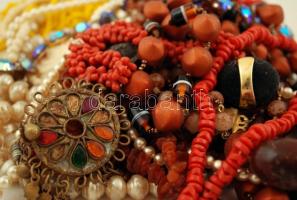 15 db különféle nyaklánc (borostyán, tekla), karkötő, kitűző, medál, fülbevaló