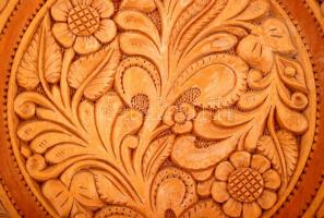 Tűzzománc páva fa alapon, faragott fa tányérral, d: 22 cm, 27x22 cm