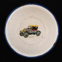 8 db régi autók képeivel díszített porcelán pálinkás kupica, autós fém tálkával