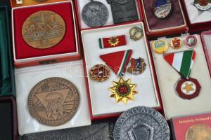 30db-os vegyes magyar és külföldi jelvény, érem és plakett tétel, főleg a szocialista időszakból T:vegyes