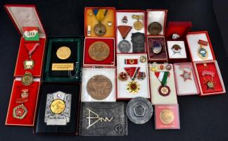 30db-os vegyes magyar és külföldi jelvény, érem és plakett tétel, főleg a szocialista időszakból T:v...