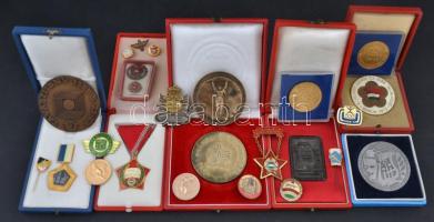 24db, főleg szocialista jelvény, kitüntetés, emlékérem, közte "Agrotek - Kiváló Társadalmi Munkáért / 30 év" fém emlékérem eredeti tokban (64mm), "Szocilaista Brigád" kitüntetés miniatűrrel eredeti tokban, "Tavaszi BNV 1980 5.21-29." Br emlékérem (70mm) T:vegyes