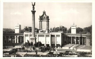 1938 Budapest XIV. Hősök tere, a XXXIV. Nemzetközi Eucharisztikus Kongresszus főoltára