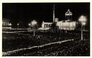 1938 Budapest XIV. Hősök tere, a XXXIV. Nemzetközi Eucharisztikus Kongresszus főoltára, az ünneplők tömege, éjszaka