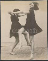 cca 1920 Korai, jelzés nélküli vintage fotó Szentpál Olga mozgásművészeti iskolájának archívumából, 16,5x13 cm