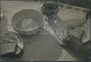 cca 1930 Helm Gusztáv: Reggeli, pecséttel jelzett vintage fotó, 12x18 cm