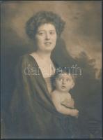 cca 1920 Gaiduschek Erzsi (1875-1956): Anya gyermekével, hidegpecséttel jelzett vintage műtermi fotó, 22x17 cm