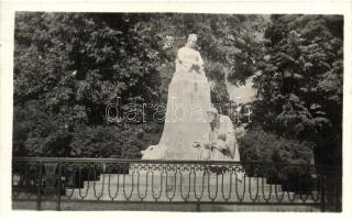 Rozsnyó, Roznava; Andrássy Dénesné grófnő szobra / statue