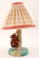 Kedves jelenetet ábrázoló medvés-békás porcelán asztali lámpa, ernyővel, zsinór nélkül 31 cm