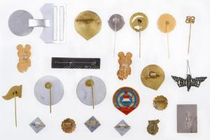 20db-os vegyes magyar és külföldi jelvény tétel a szocialista időszakból, benne olimpiai jelvények, ...