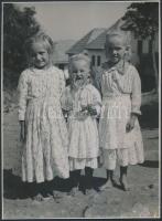 cca 1935 Matheisel József rozsnyóbányai fotóművész 2 db felvétele gyermekekről, jelzés nélkül, a szerző hagyatékából, 24x18 cm