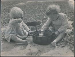 cca 1935 Matheisel József rozsnyóbányai fotóművész 2 db felvétele gyermekekről, jelzés nélkül, a sze...