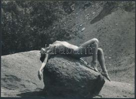 cca 1975 Tarr Dezső: Áldozat, feliratozott vintage fotóművészeti alkotás, 13x18 cm