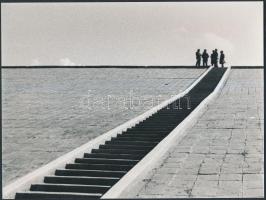 cca 1980 Marikovszky Károly: Lépcső tetején, feliratozott vintage fotóművészeti alkotás, 18x24 cm