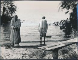 cca 1960 Szentkuthy Ibolya: Vénasszonyok nyara (a Balaton partján), pecséttel jelzett vintage fotóművészeti alkotás, 18x24 cm