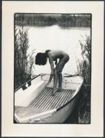 1987 Szegfű József: Egy fürdőző lány, feliratozott, aláírt vintage fotóművészeti alkotás, 24x18 cm / 1987 Erotic photo, 24x18 cm