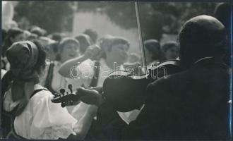 cca 1970 Kalocsai Rudolf: Sárközi lakodalom, feliratozott, aláírt vintage fotóművészeti alkotás, 14,5x24 cm