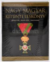 Bodrogi Péter, Molnár József, Zeidler Sándor: Nagy magyar kitüntetéskönyv. A magyar állam rendjelei és kitüntetései a Szent György-rendtől a Nagy Imre-érdemrendig. Bp., 2005, Rubicon. Bontatlan csomagolásban, kiadói kartonált kötés, bontatlan, új állapotban.