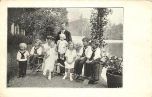 IV. Károly, Zita Királyné és gyermekeik: Ottó, Adelheid, Róbert, Félix, Károly Lajos, Rudolf és Sarolta / Charles IV, Queen Zita and their children (EK)