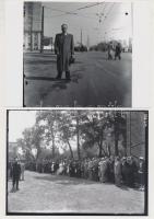 cca 1940 Budapest, A Ganz Gyárban várják az újonnan felvett inasokat, kezükben a különböző műhelyek,...