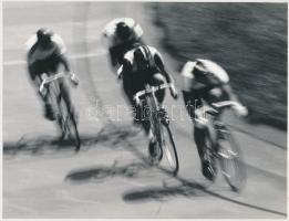 cca 1970 Gebhardt György (1910-1993): Pályaverseny, aláírt vintage fotóművészeti alkotás, 18x24 cm