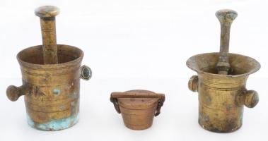 Bronz tárgyak gyűjteménye a XIX. sz.-ból: 2 db mozsár m: 9 cm (rajta lemosható oxidáció nyoma) + latos súlykészlet tartója / Bronze artifacts