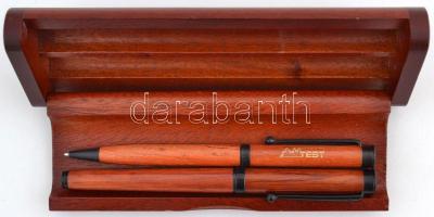 Igényes, fából készült tartóban, fa mintázatú toll és töltőtollból álló készlet, új állapotban / Set of ball- and fountain pen in wood case