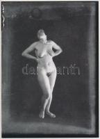 cca 1935-1975 Három leány három korszakból, 3 db finoman erotikus fénykép, modern előhívások, 17x10 ...