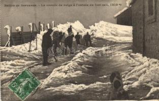 Ballon de Servance, cleaning the snow in front of the fortress, soldiers (EB)