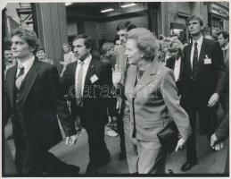 1990 Benkő Imre felvétele Margaret Thatcher angol miniszterelnökről, a budapesti Váci utcában, pecséttel jelzett riportkép, 14x18 cm