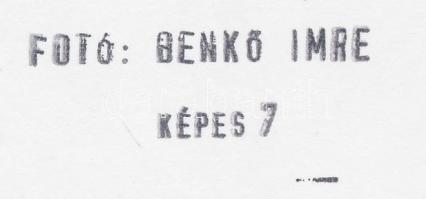 1990 Benkő Imre felvétele Margaret Thatcher angol miniszterelnökről, a budapesti Váci utcában, pecsé...
